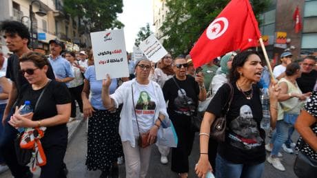 توقيف صحفي في تونس.. تثبيت أحكام قضية "التآمر" يثير قلقًا أوروبيًا